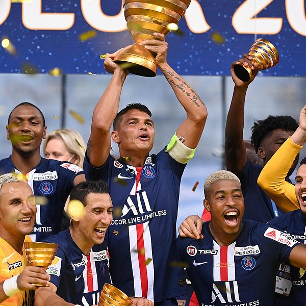 PSG-spelarna jublar efter att ha vunnit franska ligacupen.