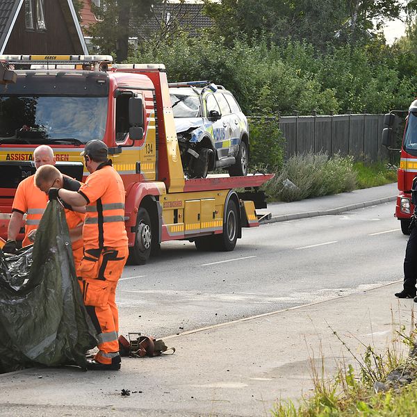 En polisbil krockade med en mopedbil i Täby under natten mot söndagen.