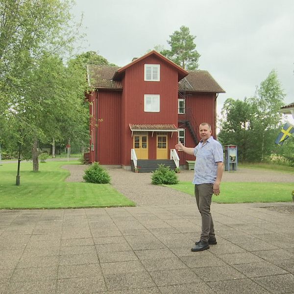 Henrik Norman syns stående på Erlandergården.