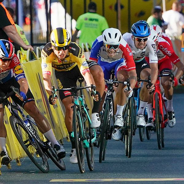 Fabio Jakobsens ramlar in i cykelbanans barriärer.