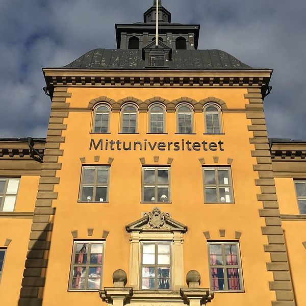 Bild på stort gult stenhus med texten Mittuniversitetet