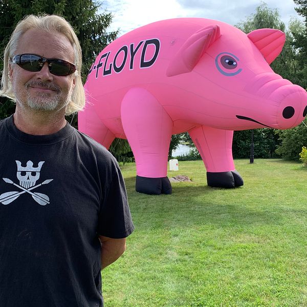 Gitarristen Jan Stumsner framför en uppblåsbar gris.