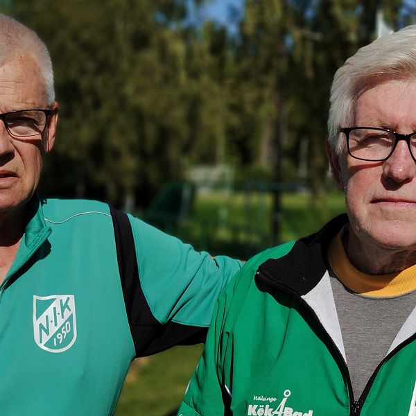 Jan-Åke Larsson och Åke Nilsson iklädda gröna NIK-tröjor. Båda har svarta glasögon på sig.