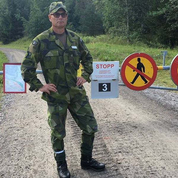 Major Jens Persson visar en avspärrning på militärområdet i Härnösand.