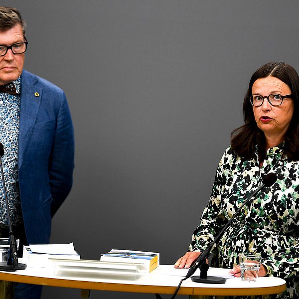 Jörgen Tholin, regeringens utredare och Anna Ekström (S), utbildningsminister presenterar betygsutredningen.