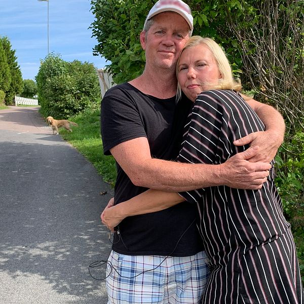 Nils Turney kramar om hustrun Jonna utanför deras hus i Borlänge.