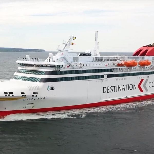 Passagerarfärja från Destination Gotland seglar på öppet hav.