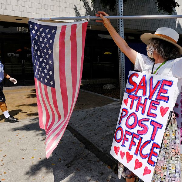 ”Rädda posten!” En kvinna i amerikanska Los Angeles protesterade mot planerade nedskärningar den 15 augusti.
