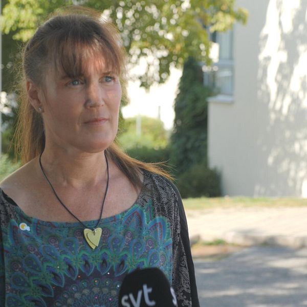 Lotta Olofsson på Demensförbundet intervjuas av SVT:s reporter