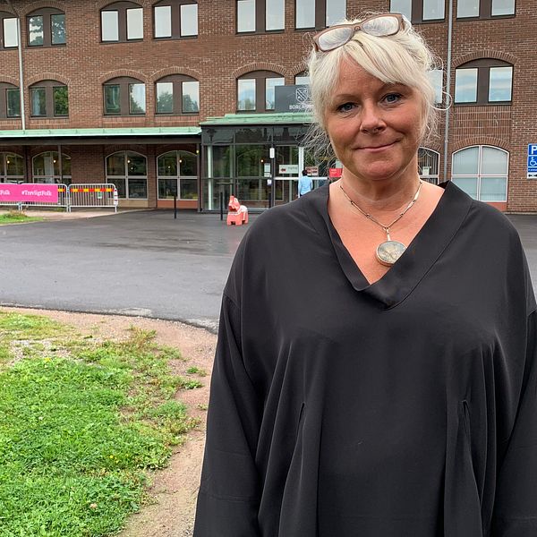 Verksamhetschefen Paulina Karlsen utanför Borlänges kommunhus.