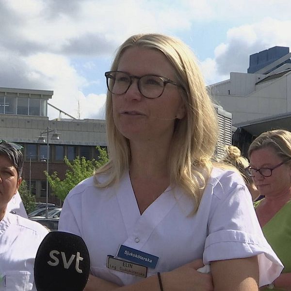 Sjukhuspersonal samlade utanför Östersunds sjukhus