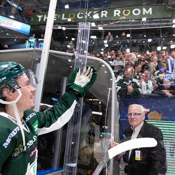 Joakim Nygård vinkar till supportrar i Löfbergs arena.