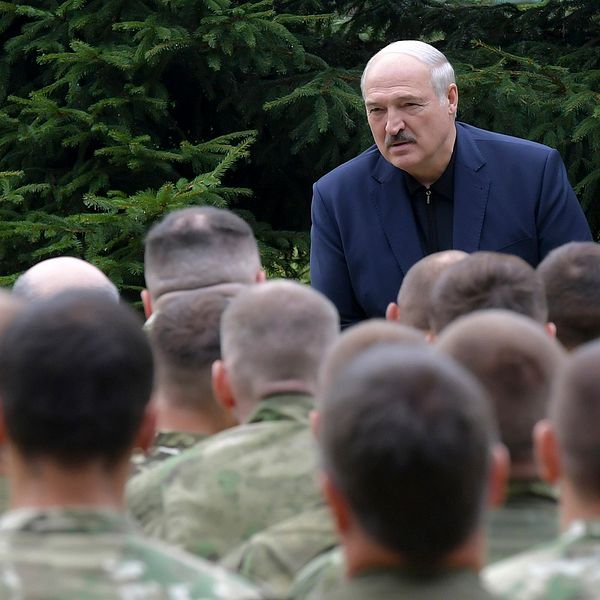Alexander Lukasjenko har åkt runt och besökt flera militäranläggningar i Belarus. I videon ser man demonstranter som bildade mänsklig kedja i Minsk.