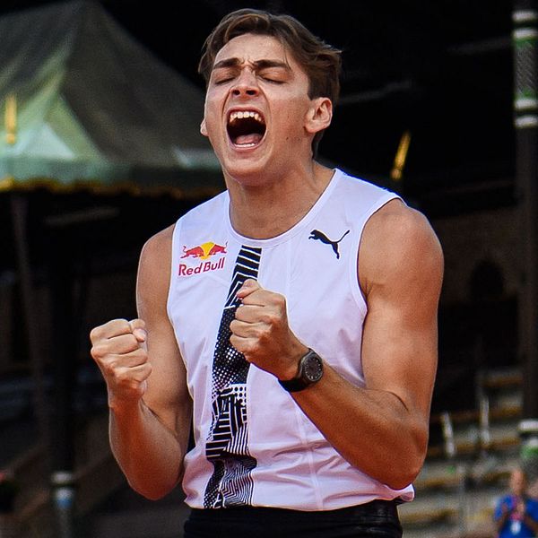 Armand Duplantis jublar på Stockholms Stadion.