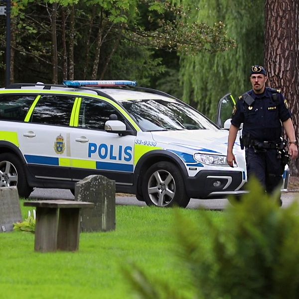 Polis på kyrkogården i Solna.