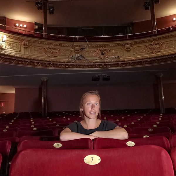 katrien Vanhaverbeke, sektionschef på SKR sitter i en tom sal på Södera teatern.