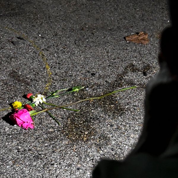 Demonstranter har lämnat blommor på platsen för dödsskjutningen natten till onsdag.