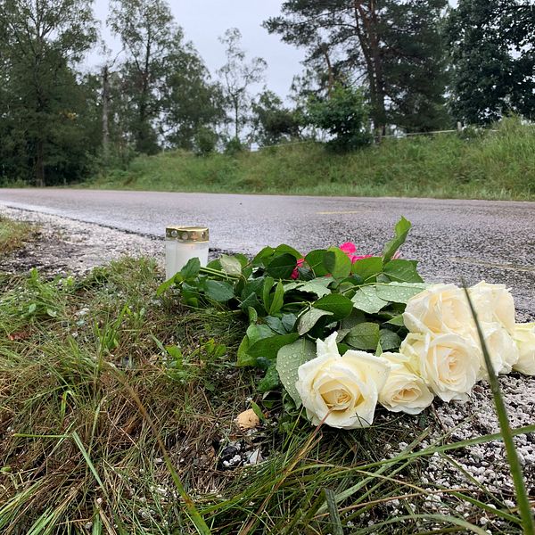 Här har ljus och blommor lagts ut i närheten av platsen för frontalkrocken där bland annat en femårig flicka omkom.