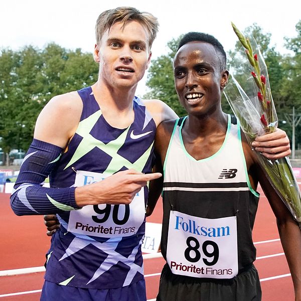 Segraren Stewart McSweyn (tv), Australien, och Sveriges Suldan Hassan efter herrarnas 5000 meter.