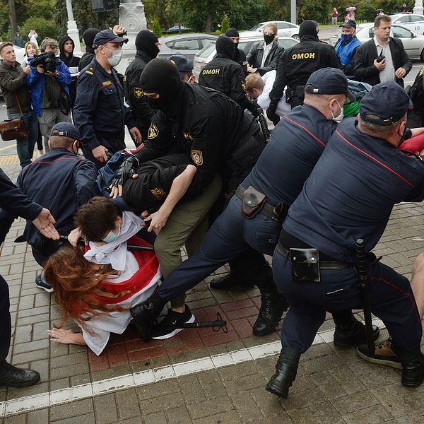 Polisen griper studenter som protesterade under tisdagen i Minsk