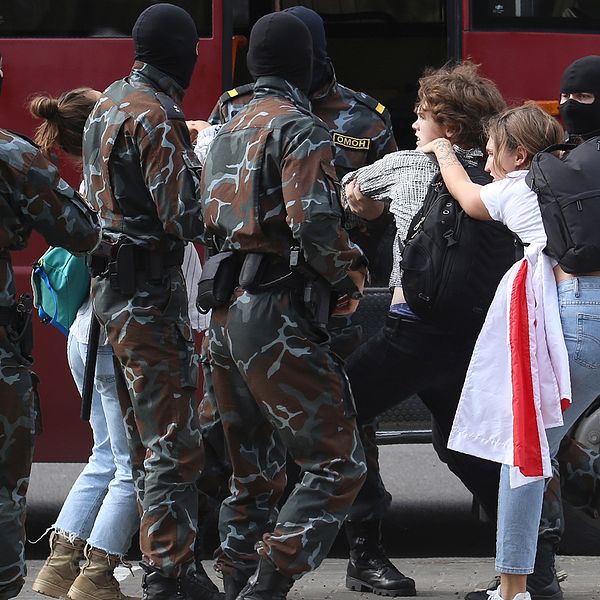 Belarusisk polis griper demonstranter under tisdagens protester.