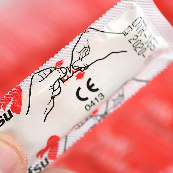 Antalet fall av klamydia har minskat under den här sommaren, jämfört med i fjol. Bilden visar en kondomförpackning.