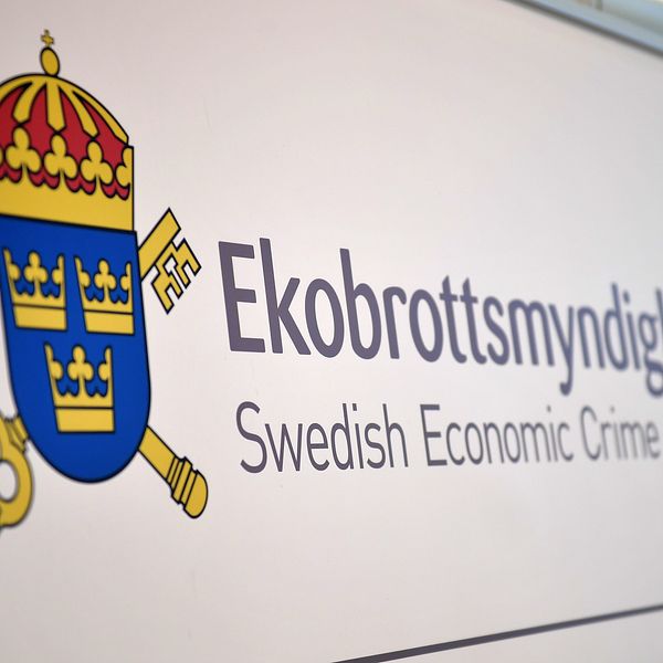 En skylt med texten ”Ekobrottsmyndigheten. Swedish Economic Crime Authority”