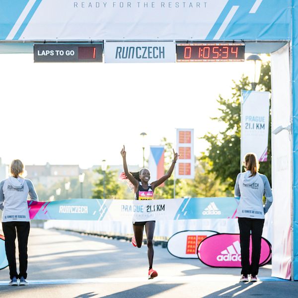 Peres Jepchirchir satte nytt världsrekord i halvmaraton i Prag.