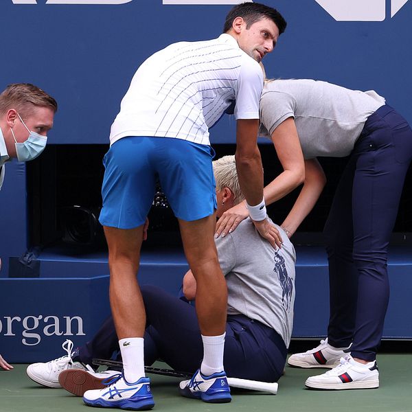 Novak Djokovic är diskad och ute ur US Open.