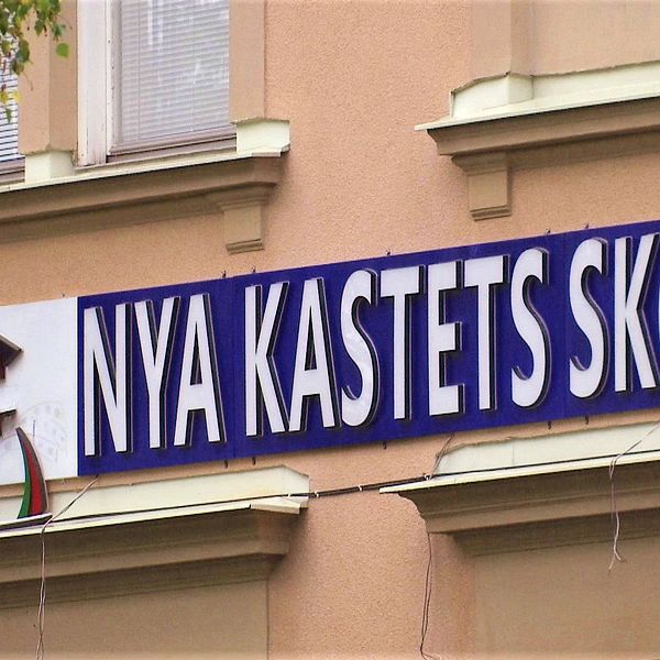 Skylt på skolbyggnad