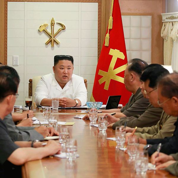 Nordkoreas ledare Kim Jong-Un i möte med kommunistiska Arbetarpartiets Centralkommitté. Foto distribuerat av statliga nyhetsbyrån KCNA.
