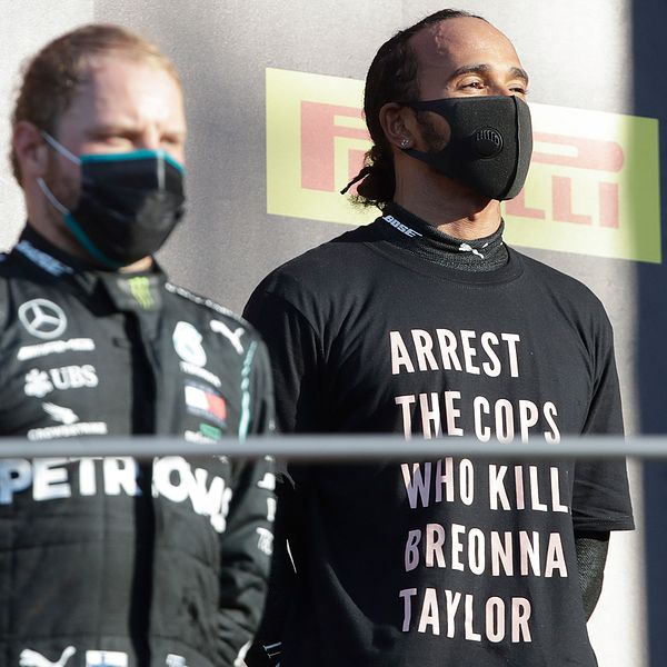 Lewis Hamilton med ett politiskt budskap på tröjan. Nu utreds han av av internationella bilsportsförbundet.