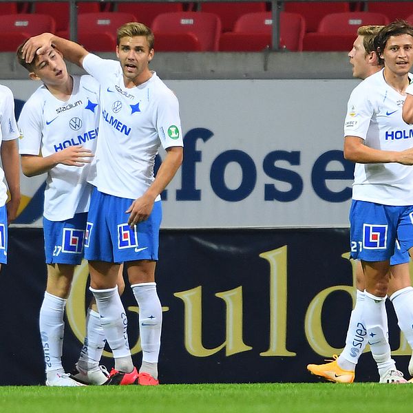 Norrköpings Ísak Bergmann Jóhannesson (tvåa från vänster) klappas om efter sitt 0-1-mål.