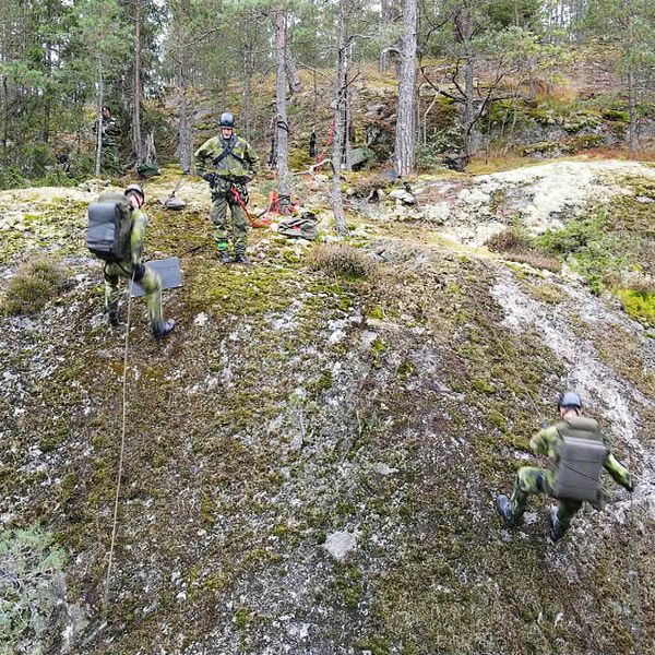 Militärer firar ner sig för berg i Stockholmsområdet.