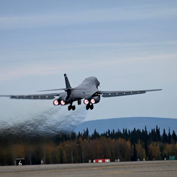 B-1 Lancer bombflygplan på väg till Europa från Eielson flygbas i Alaska, USA.