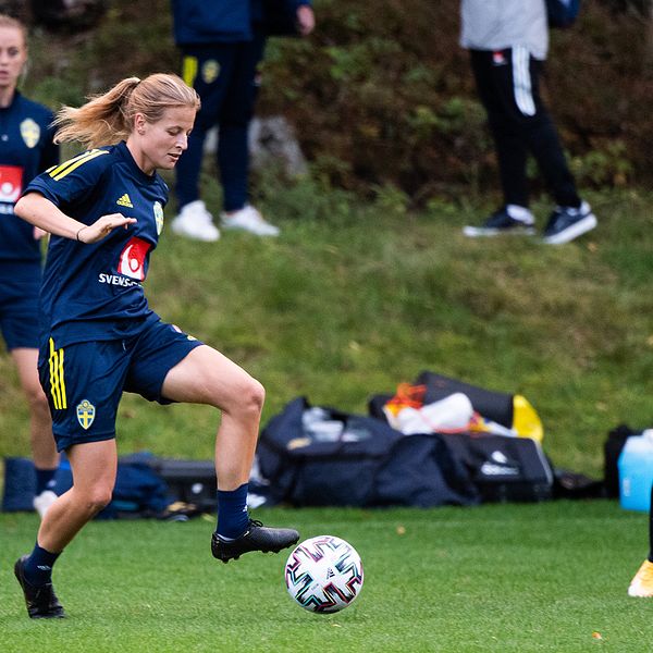 Anna Anvegård med bollen under en träning.