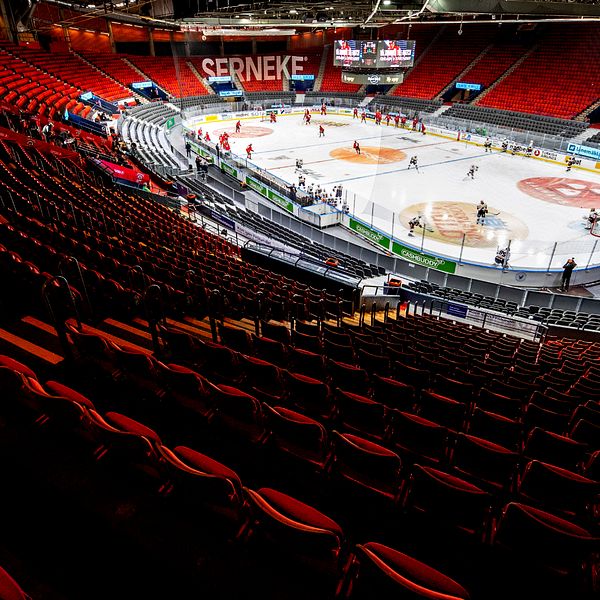 Tomma läktare då spelarna värmer upp inför torsdagens ishockeymatch i SHL mellan Frölunda HC och Djurgårdens IF i Scandinavium. På grund av coronaviruset spelas matchen utan publik, då evenemang med fler än 500 personer föbjudna.