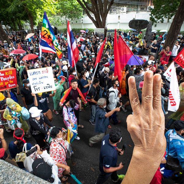 En demonstrant gör trefingershälsningen, som hämtats från filmtrilogin Hungerspelen, under lördagens protest i Bangkok.