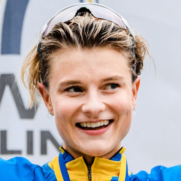 Jenny Rissveds, Falu CK, jublar på prispallen efter damernas cross country under SM i mountainbike den 20 september 2020 i Göteborg.