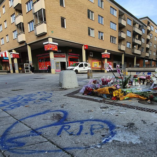 Blommor och hälsningar till den skjutne pojken syns i Nyfors i Eskilstuna.