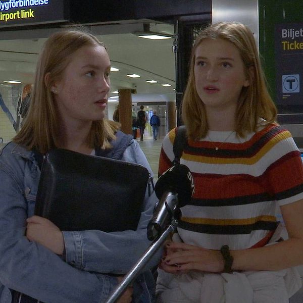 Två unga tjejer, Elsa Kroze och Lovisa Karlström, står framför en biljettautomat nere i Stockholms tunnelbana.