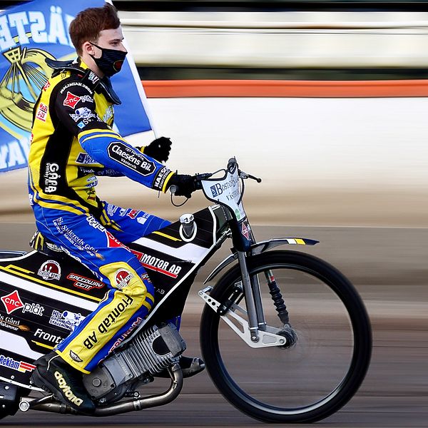 Västerviks Anton Karlsson under speedwaymatchen i Elitserien mellan Piraterna och Västervik den 11 augusti 2020 i Motala.