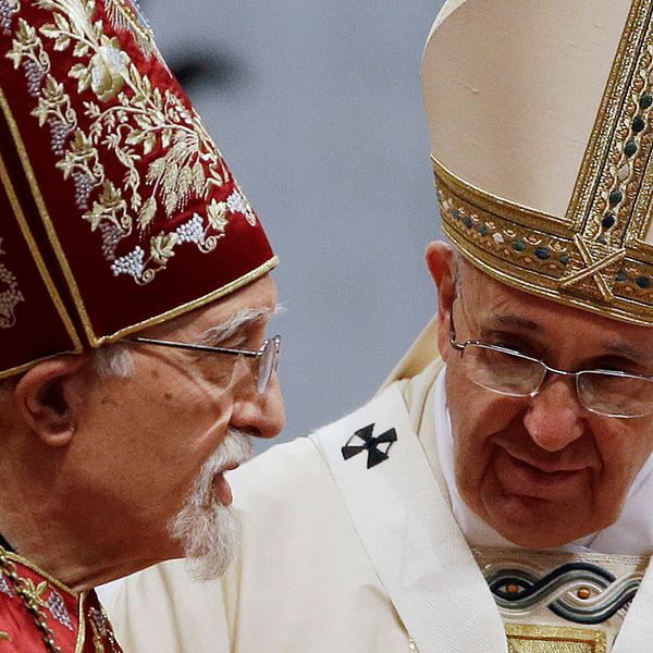 Catholicos Aram I, ledare för den armeniska apostoliska kyrkan tillsammans med påven Francis under minnesmässan för det armeniska folkmordet för hundra år sen.