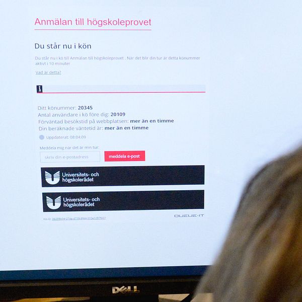 Anmälan till årets högskoleprov har öppnat. Men platserna är färre än vanligt och de som önskar skriva provet får sätta sig i ett digitalt väntrum.