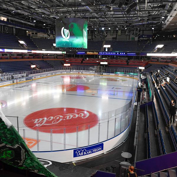Löfbergs arena med mängder av tomma sittplatser och några få åskådare på ena långsidan.