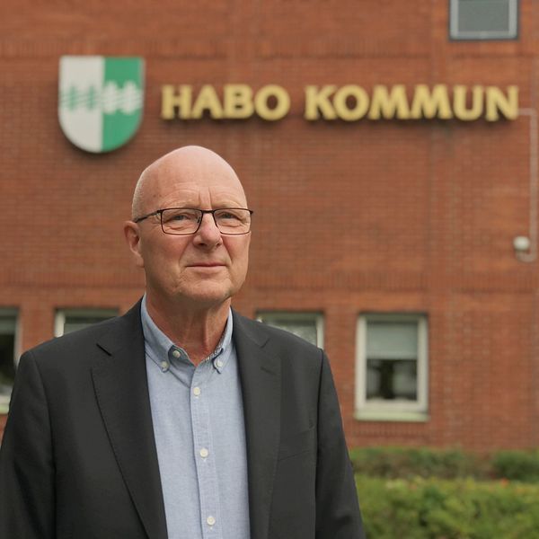 Gunnar Pettersson framför kommunhuset i Habo