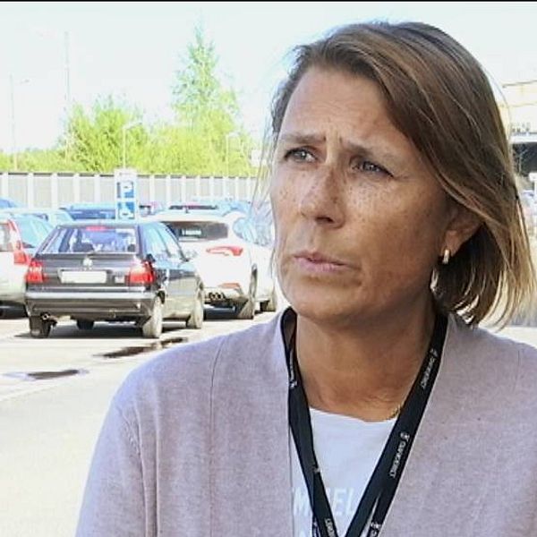 Bild på kvinna som intervjuas på en parkeringsplats