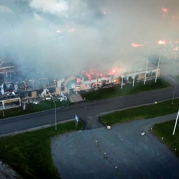 En flygbild över en stor byggnad som brinner.