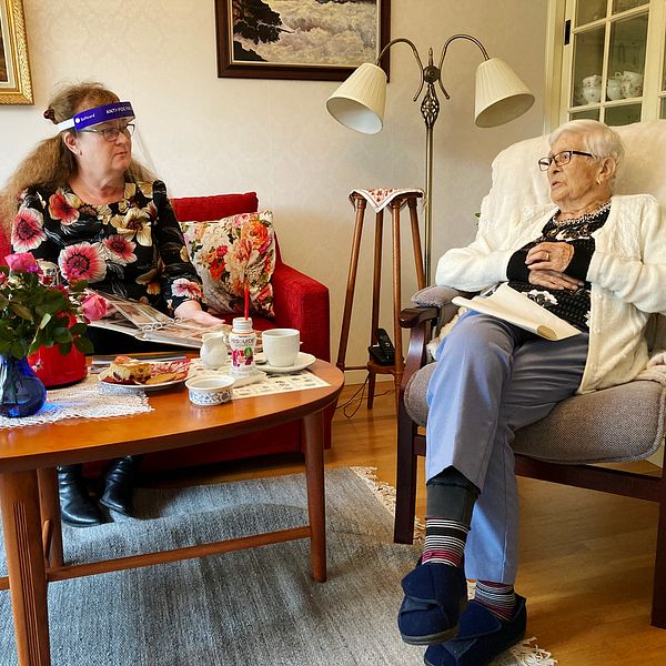 Dotter Solveig Borgeest på besök hos mamma Hanna Wesslén på äldreboendet Rosenborg i Näsviken.