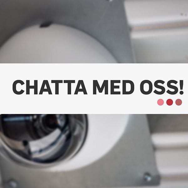 En övervakningskamera och uppmaningen ”Chatta med oss!”